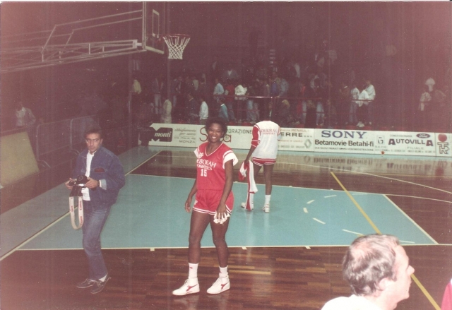 Jennifer Gillom in occasione della partita Gemeaz Milano - Felisatti Ferrara del 3 ottobre 1987. Immagine gentilmente inviata da Valeria Piano.